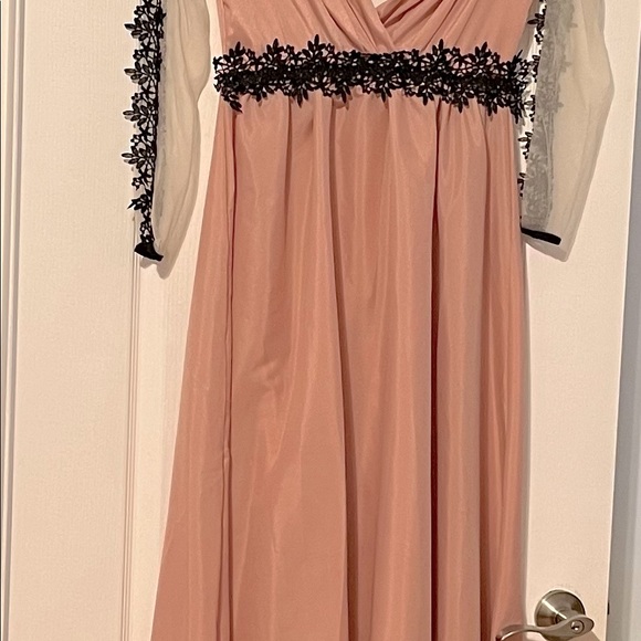 Pink and black lace dress - Picture 3 of 7